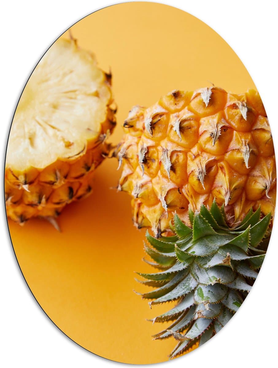 Dibond Ovaal - Ananas in Tweeën met Gele Achtergrond - 81x108 cm Foto op Ovaal (Met Ophangsysteem)