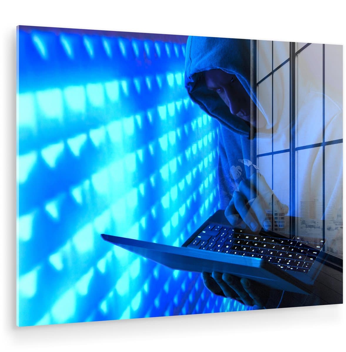 ® Glasschilderij 80x60 cm - Schilderij acrylglas - Man met capuchon achter de laptop - Foto op glas - Muurdecoratie woonkamer - Wanddecoratie slaapkamer - Schilderijen