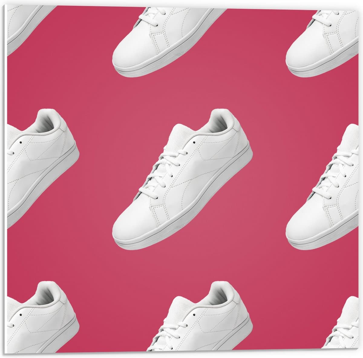 PVC Schuimplaat - Patroon van Witte Sneakers tegen Roze Achtergrond - 50x50 cm Foto op PVC Schuimplaat (Met Ophangsysteem)