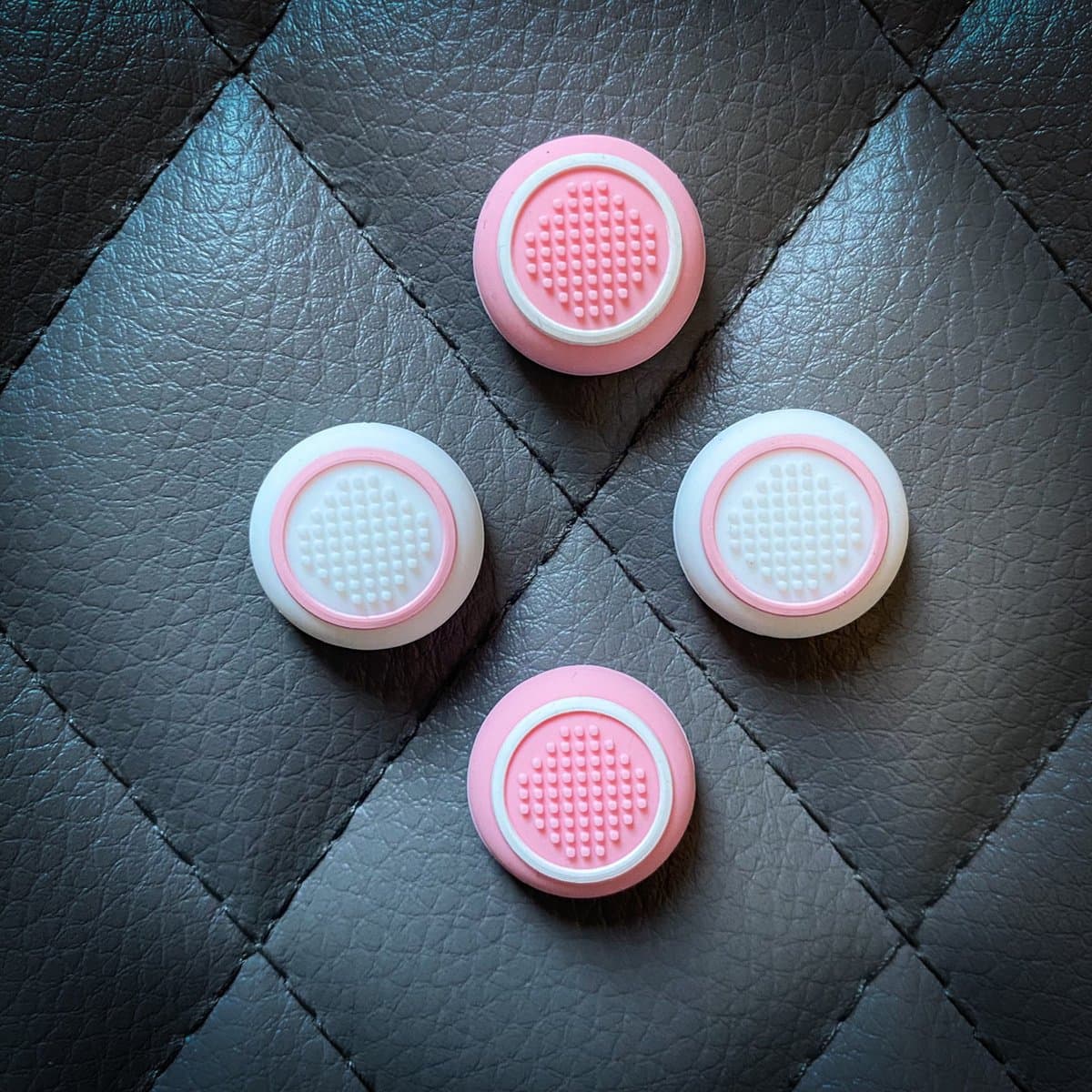 Pro Gaming Thumb Grips - geschikt voor Playstation (PS3, PS4, PS5), Xbox (360, One, X/S) & Nintendo Switch controllers - 1 set = 4 duimgrips - lichtroze/wit & wit/lichtroze