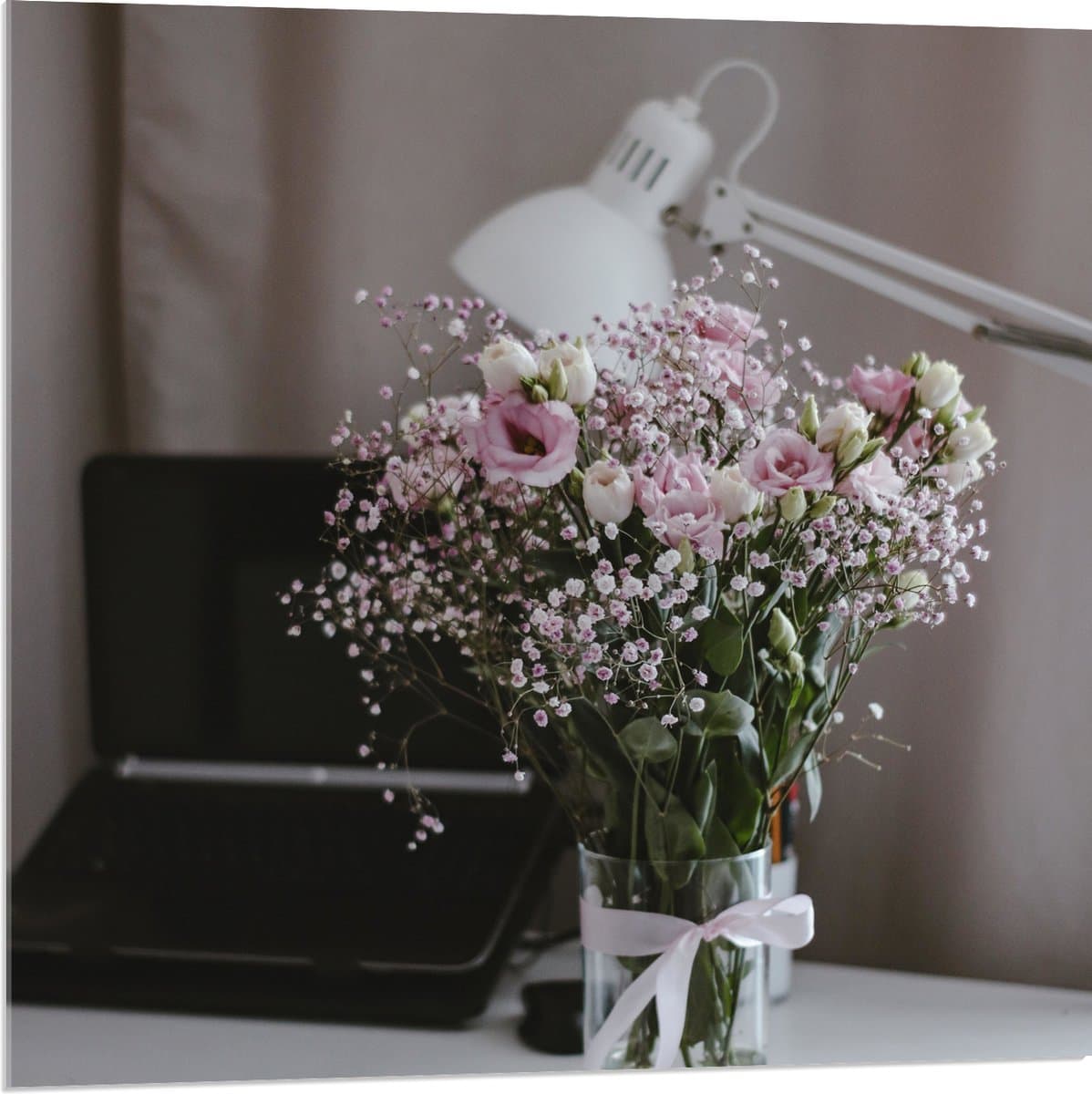 Acrylglas - Bloemen - Boeket - Water - Strik - Lamp - Telefoon - Bureau - Laptop - 80x80 cm Foto op Acrylglas (Met Ophangsysteem)