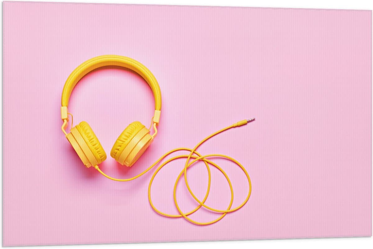 Vlag - Gele Headset tegen Roze Achtergrond - 105x70 cm Foto op Polyester Vlag