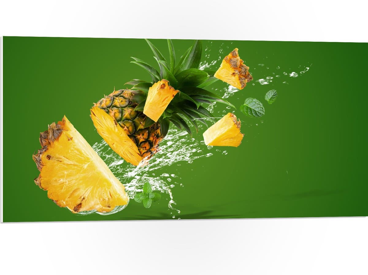 PVC Schuimplaat - Gele Ananas in Stukken tegen Groene Achtergrond - 100x50 cm Foto op PVC Schuimplaat (Met Ophangsysteem)