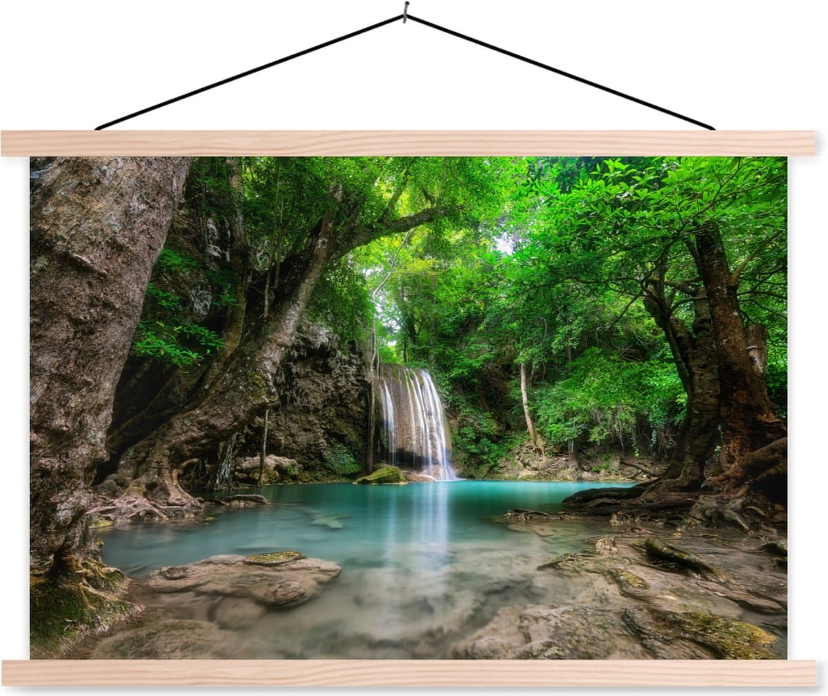 Posterhanger incl. Poster 150x100 cm - Schoolplaat - Jungle - Waterval - Planten - Water - Natuur - Textielposter - Blanke latten