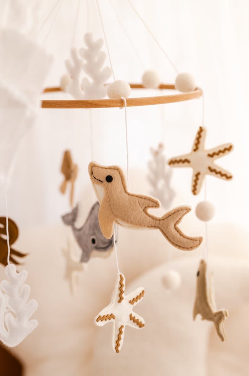 vilten baby mobiel - sad beige - boxmobiel - Boxmobiel dieren - Kraamcadeau - mobiel zeedieren - Oceaan - mobiel vilt- Dolfijn - wiegmobiel- Walvis - Octopus - vissen - dierenmobiel - Wieghanger - Babykamer - muziekmobiel
