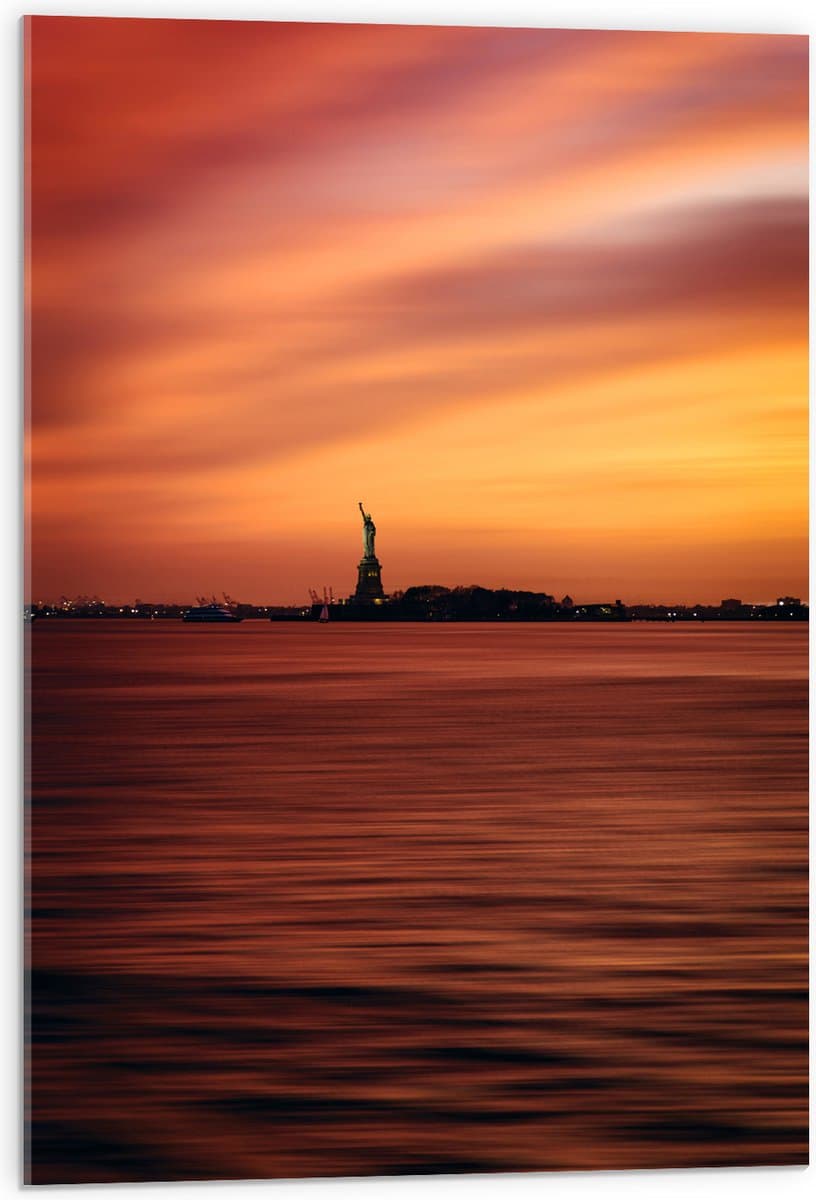 Acrylglas - Oranje Lucht boven Vrijheidsbeeld in New York - 50x75 cm Foto op Acrylglas (Wanddecoratie op Acrylaat)