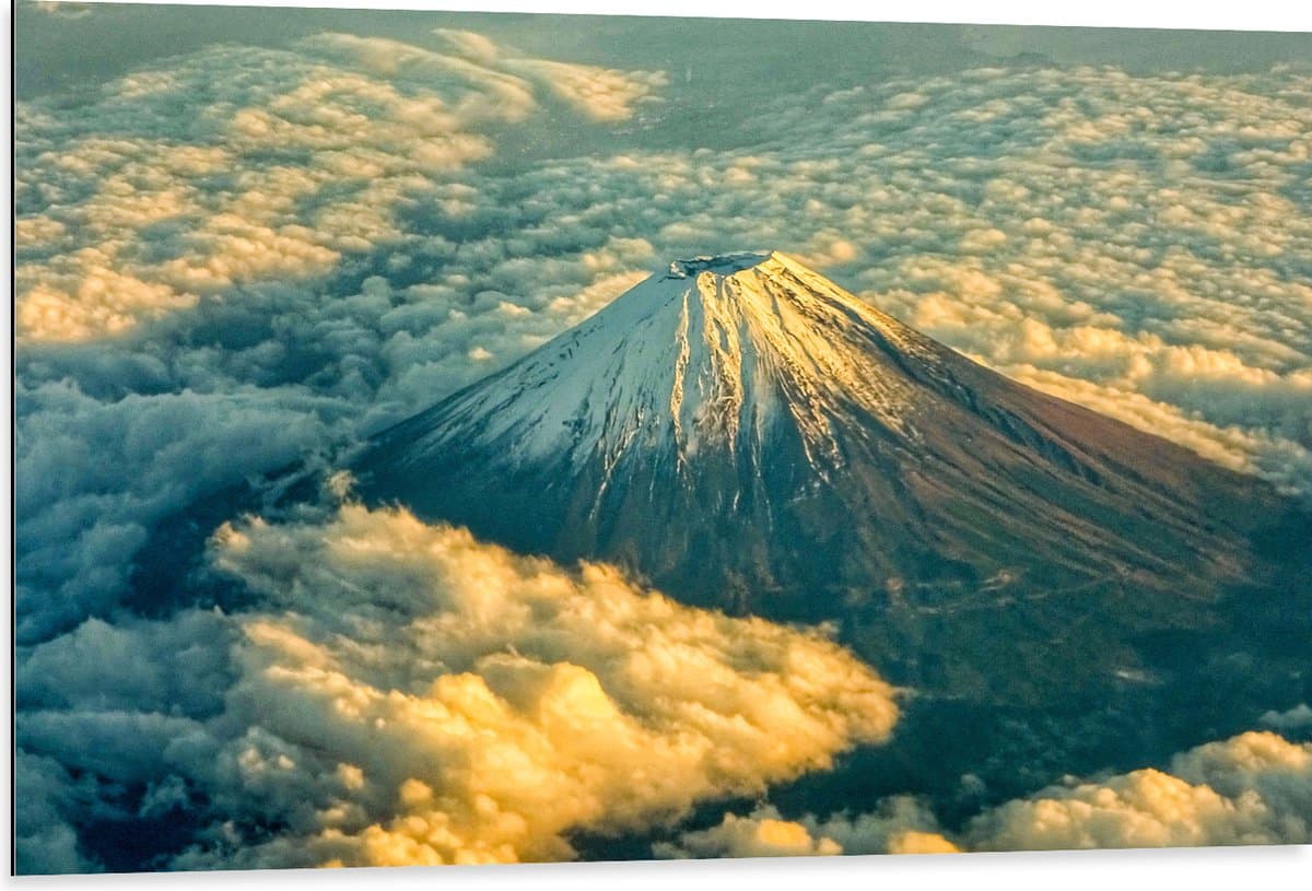 Dibond - Vulkaan boven Wolkenveld met Sneeuw - 105x70 cm Foto op Aluminium (Met Ophangsysteem)
