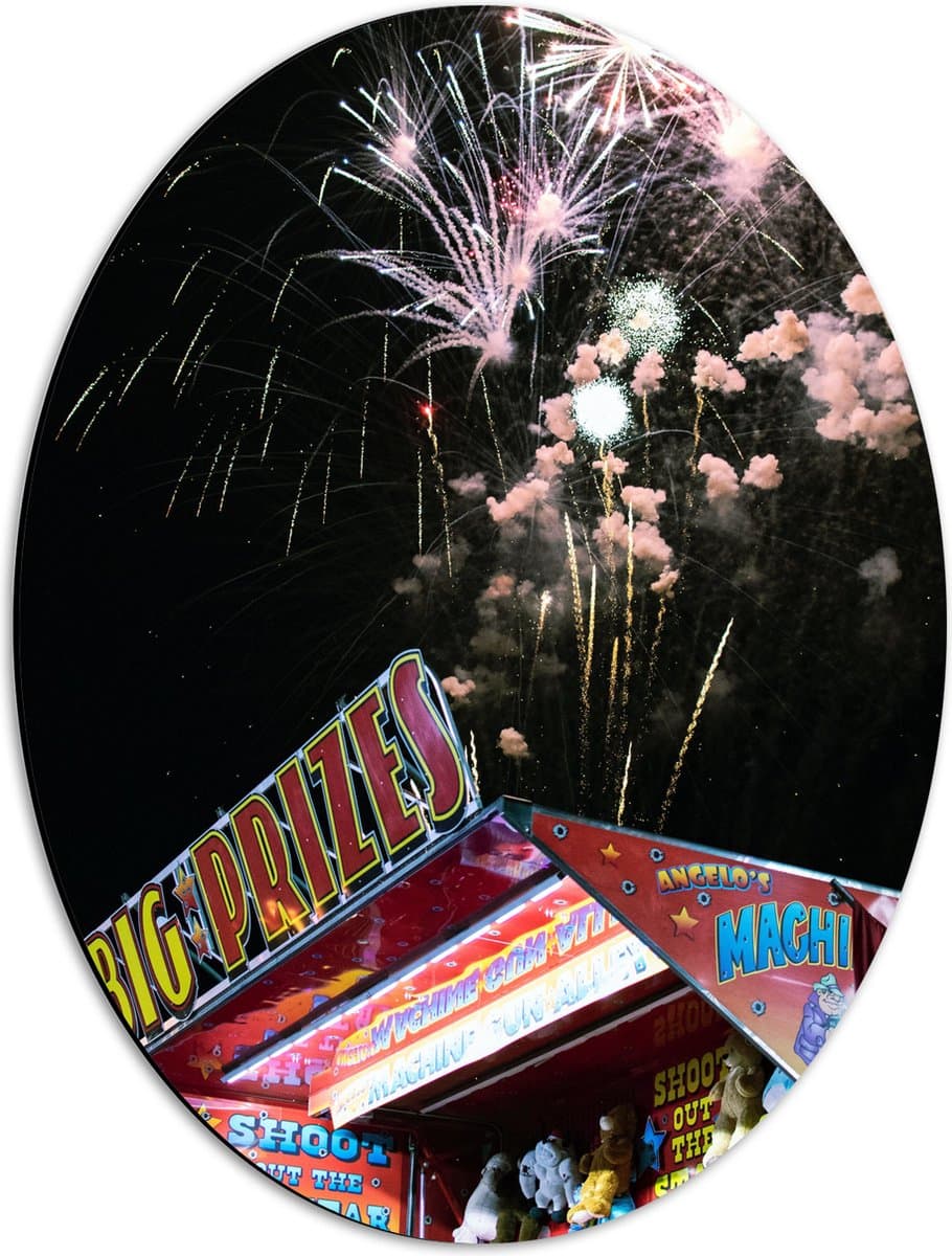 Dibond Ovaal - Vuurwerklshow boven Stand op Kermis - 42x56 cm Foto op Ovaal (Met Ophangsysteem)