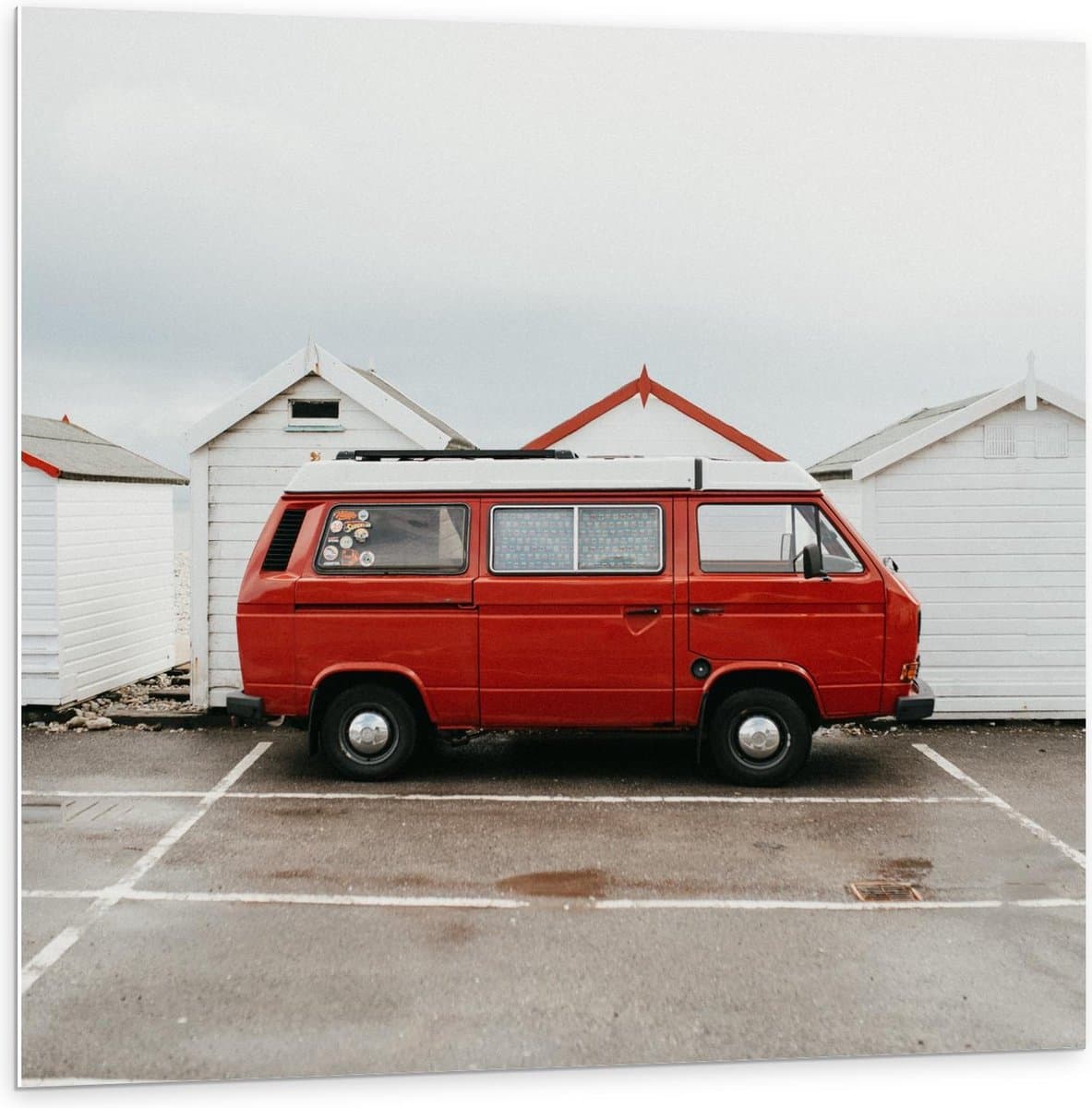 Forex - Rode Kampeerbus  - 100x100cm Foto op Forex