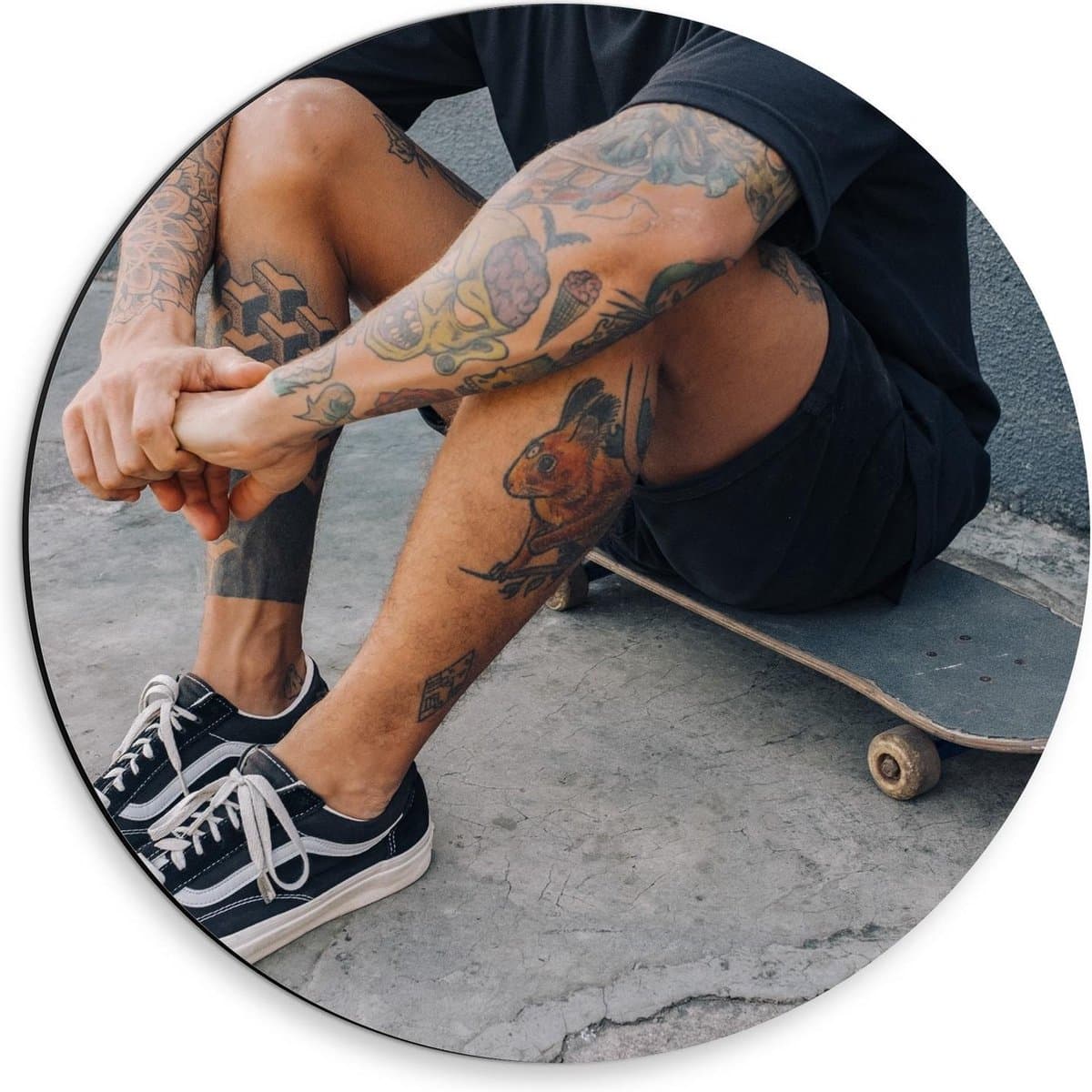 Dibond Wandcirkel - Getatoeëerde Man op Skateboard - 30x30cm Foto op Aluminium Wandcirkel (met ophangsysteem)