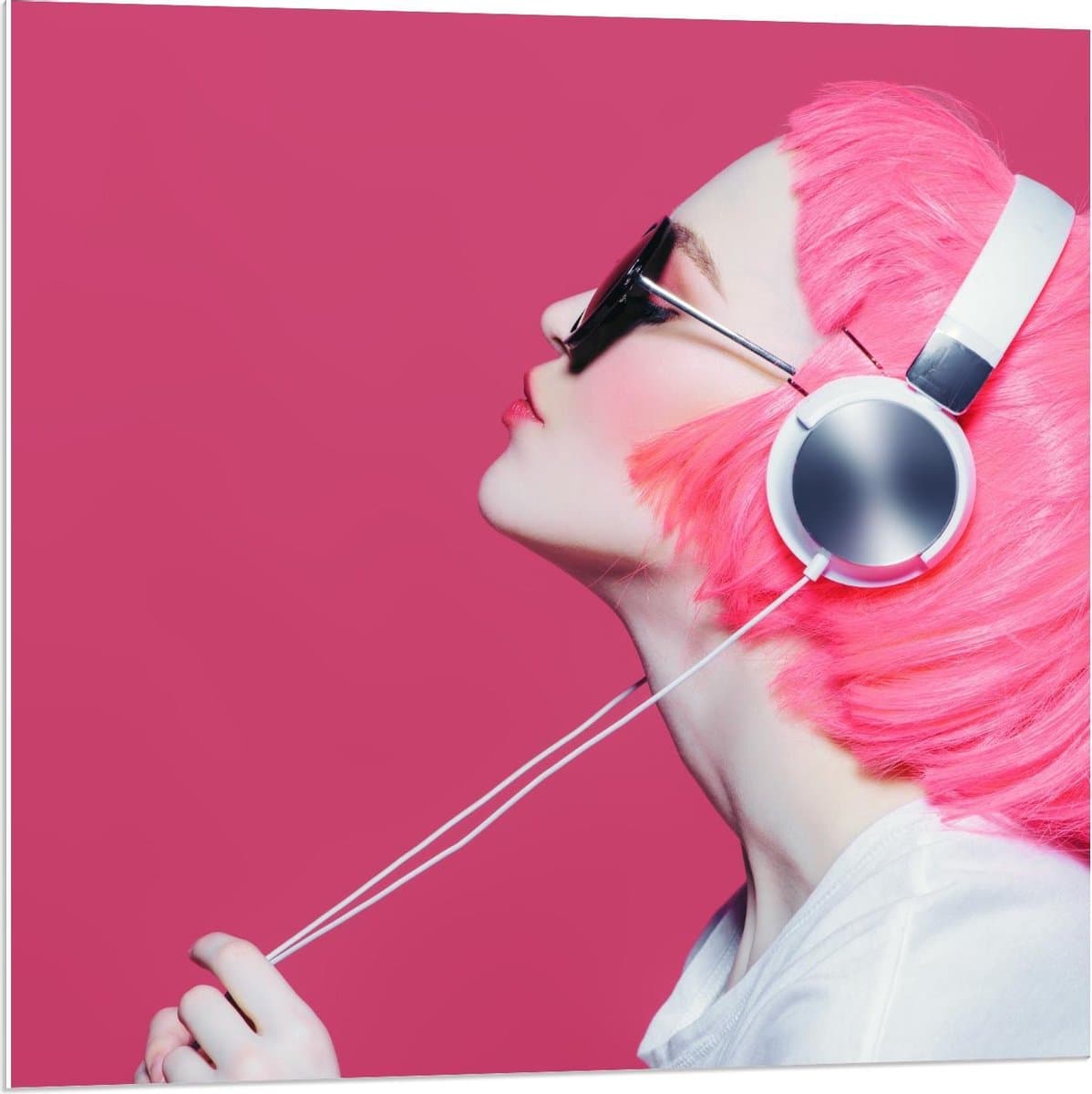 KuijsFotoprint - Schilderij - Vrouw Met Haar Koptelefoon - Wit, Roze En Zilver - 80 X 80 Cm