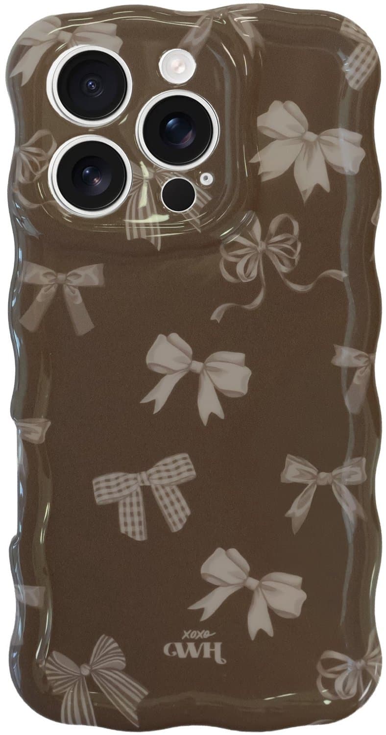 xoxo Wildhearts Glossy Wavy Case Midnight Muse telefoonhoesje - Geschikt voor iPhone 16 Pro Max - Golvend hoesje - Glimmende silicone case met golven - Vlekbestendig - Hoesje met strikjes patroon - Bruin