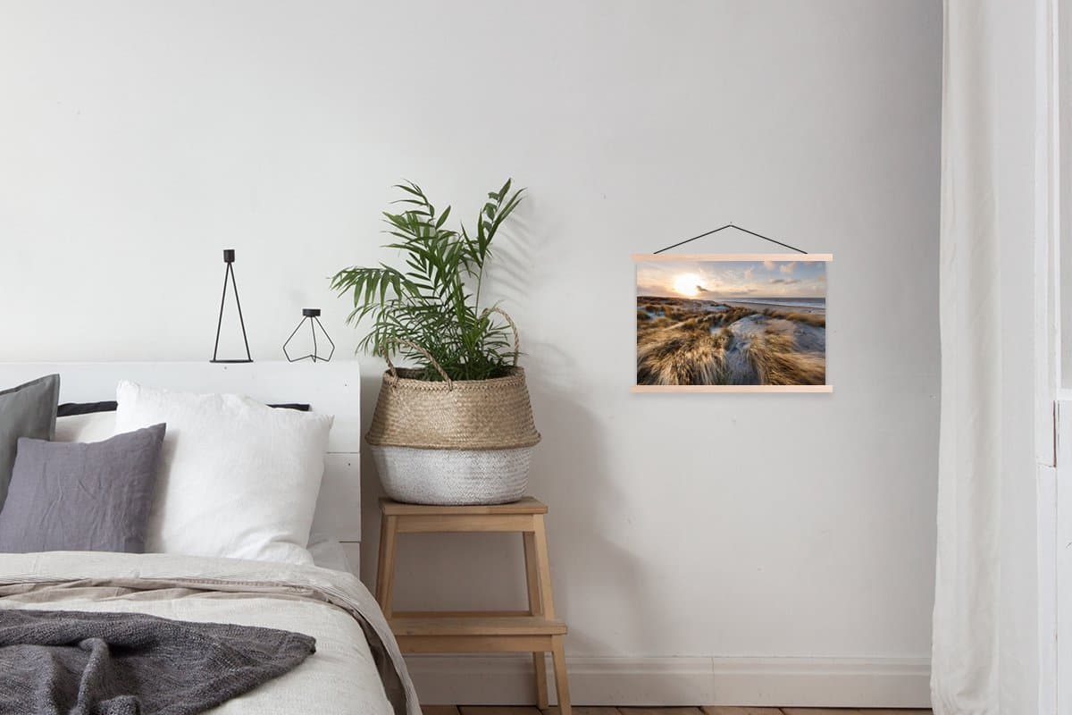 Posterhanger incl. Poster 60x40 cm - Schoolplaat - Strand - Zee - Scheveningen - Nederland - Textielposter - Blanke latten