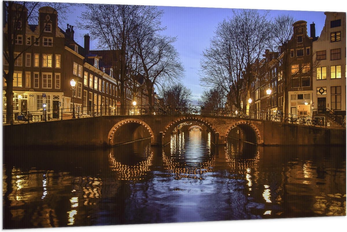 Vlag - Verlicht Bruggetje over Amsterdamse Grachten - 150x100 cm Foto op Polyester Vlag