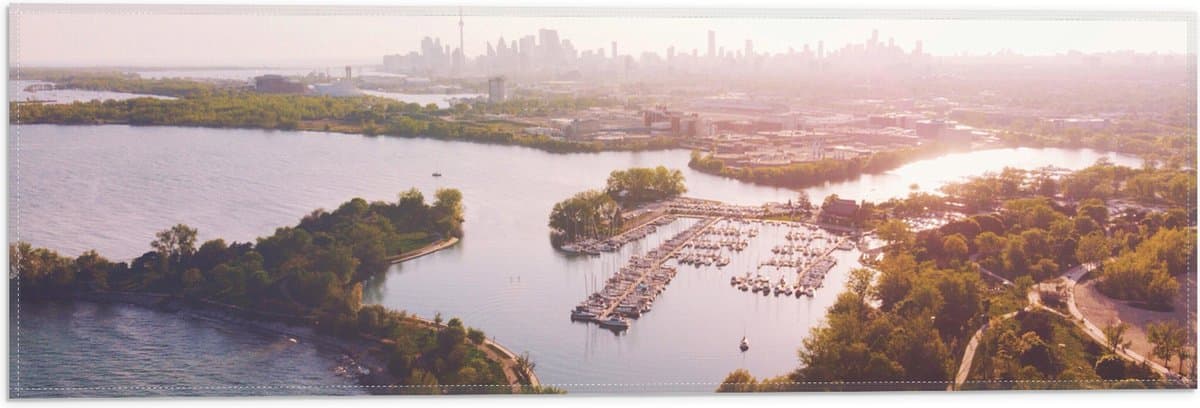 Vlag - Bovenaanzicht van Begroeide Stad aan het Water - 60x20 cm Foto op Polyester Vlag