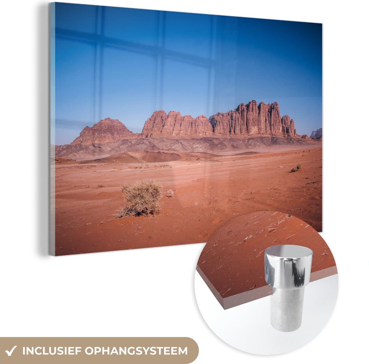MuchoWow® Glasschilderij 120x80 cm - Schilderij acrylglas - Strak blauwe hemel boven de rode woestijn in Wadi Rum - Foto op glas - Schilderijen