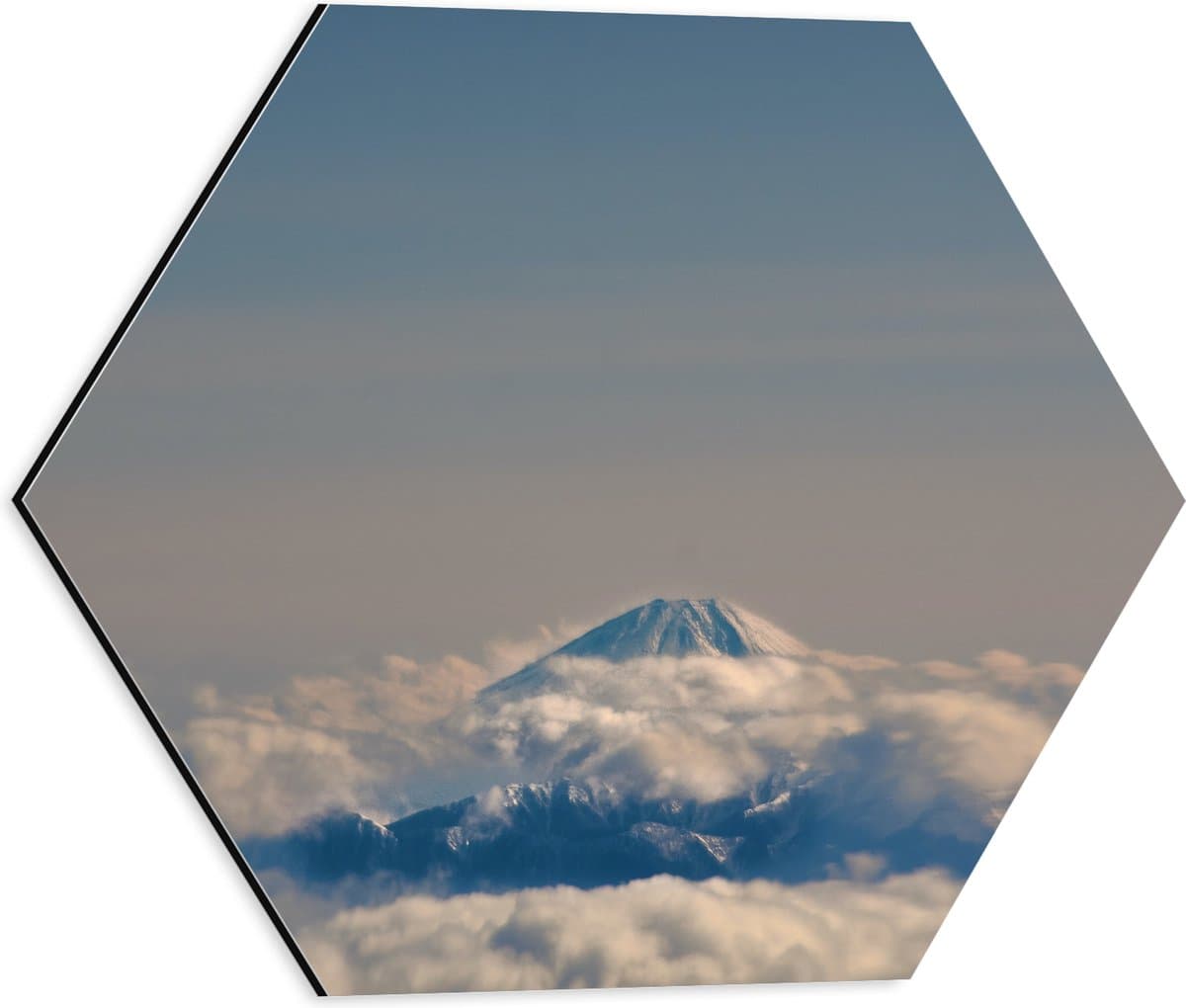 Dibond Hexagon - Bergtop boven de Wolken - 40x34.8 cm Foto op Hexagon (Met Ophangsysteem)