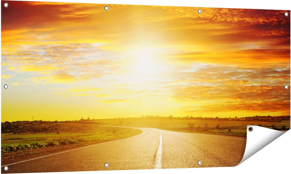 Gards Tuinposter Zonsondergang Over de Weg met een Rode Lucht - 140x70 cm - Tuindoek - Tuindecoratie - Wanddecoratie buiten - Tuinschilderij