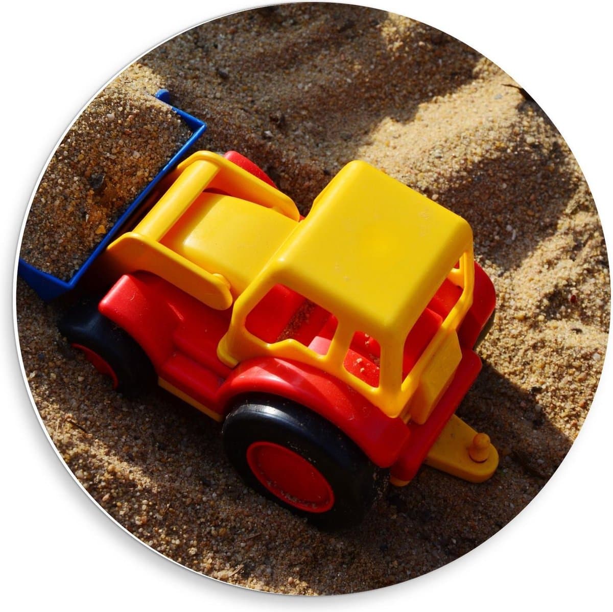 Forex Wandcirkel - Rood met Gele Speelgoed Auto in het Zand - 50x50cm Foto op Wandcirkel (met ophangsysteem)