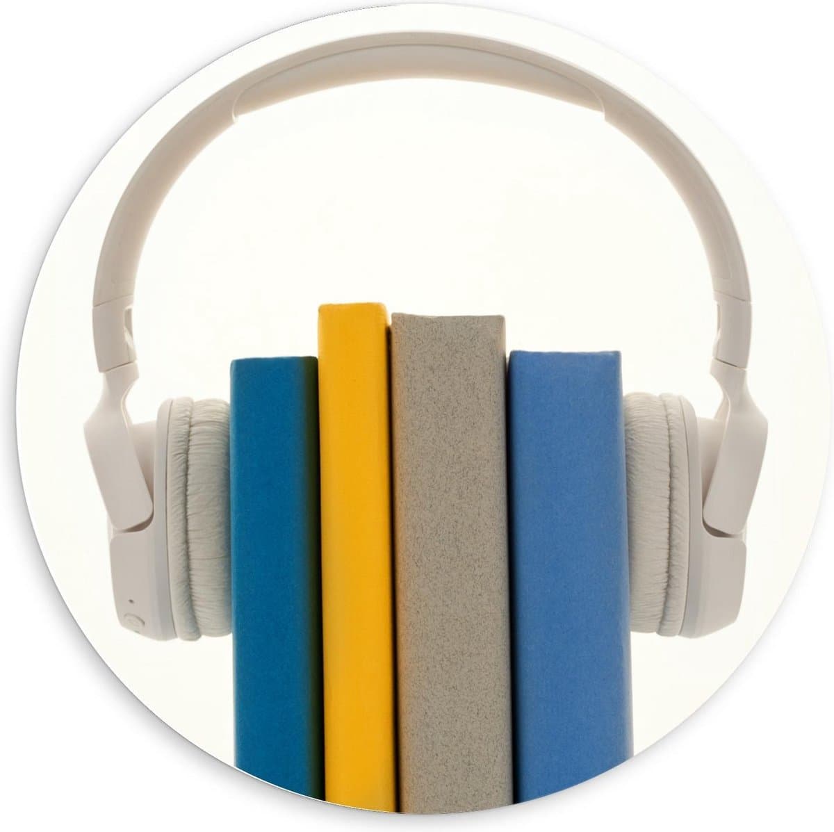 Forex Wandcirkel - Witte Koptelefoon om Boeken - 60x60cm Foto op Wandcirkel (met ophangsysteem)