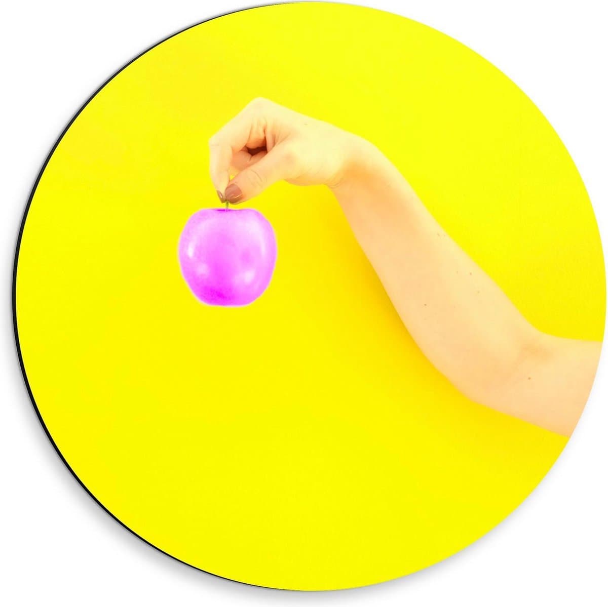 Dibond Wandcirkel - Roze Appel met Gele Achtergrond - 30x30cm Foto op Aluminium Wandcirkel (met ophangsysteem)