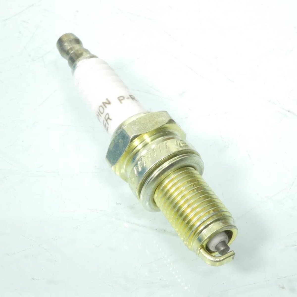 Bougie d'allumage Champion pour Moto Honda 1500 Gl Walkyrie Avant 2003 P-RA7HC / équivalent DPR7EA-9 Neuf