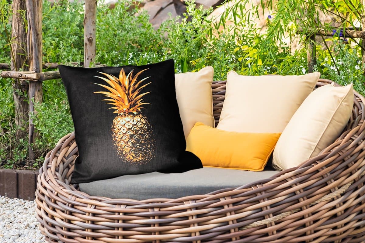 Sierkussen Buiten - Ananas - Zwart - Goud - Luxe - 60x60 cm - Weerbestendig