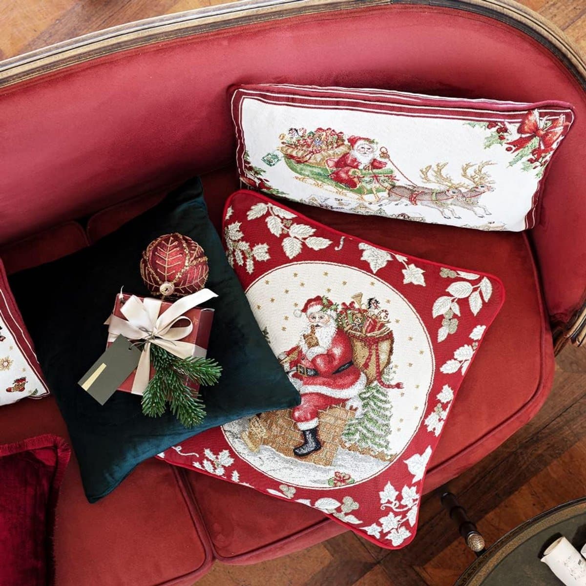 Kerst Tafelloper XL - Speelse Motieven in Rood, Groen en Wit - 49 x 143 cm