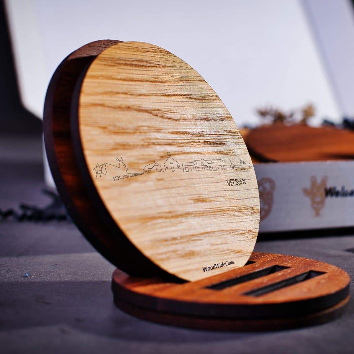 Skyline Onderzetters Veessen - Eiken en noten hout - 4 stuk(s) + houder - Ø 9 cm Rond - Cadeau - Woon decoratie - Woonkamer - WoodWideCities