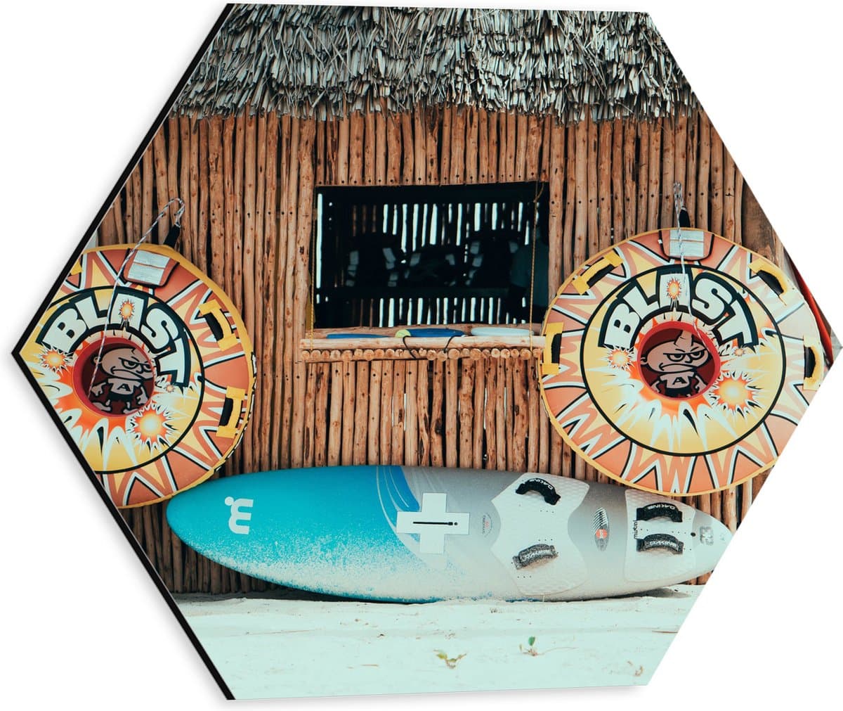 Dibond Hexagon - Surfplank en Zwembanden bij Rieten Hutje op het Strand - 30x26.1 cm Foto op Hexagon (Met Ophangsysteem)
