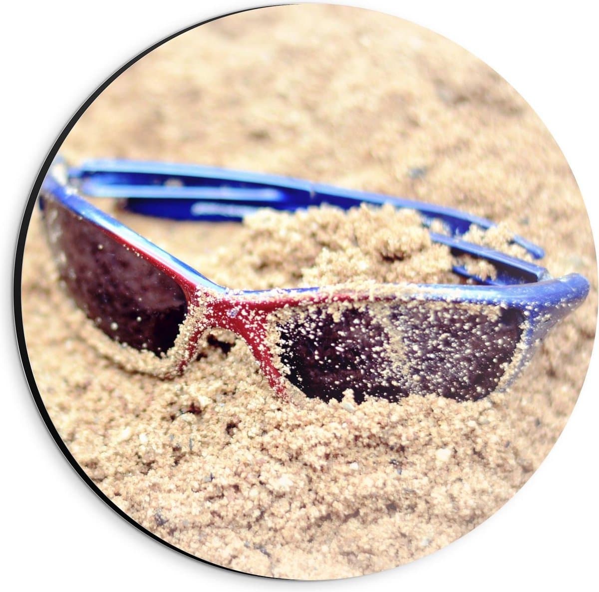 Dibond Wandcirkel - Rood met Blauwe Zonnebril in het Zand - 20x20cm Foto op Aluminium Wandcirkel (met ophangsysteem)