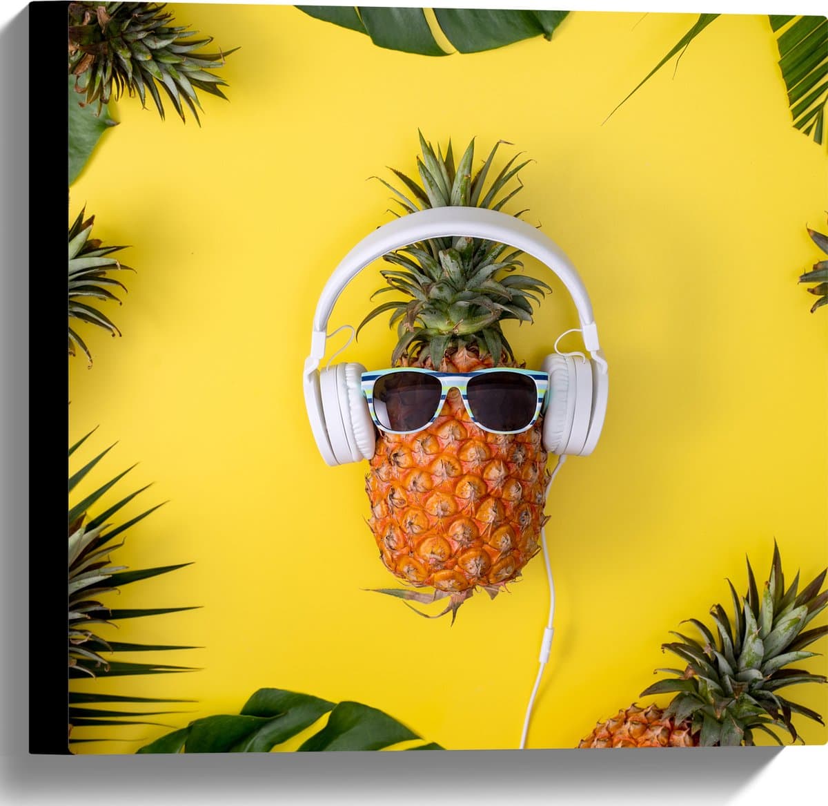 Canvas - Ananas met Witte Headset op Felgele Achtergrond - 40x40 cm Foto op Canvas Schilderij (Wanddecoratie op Canvas)