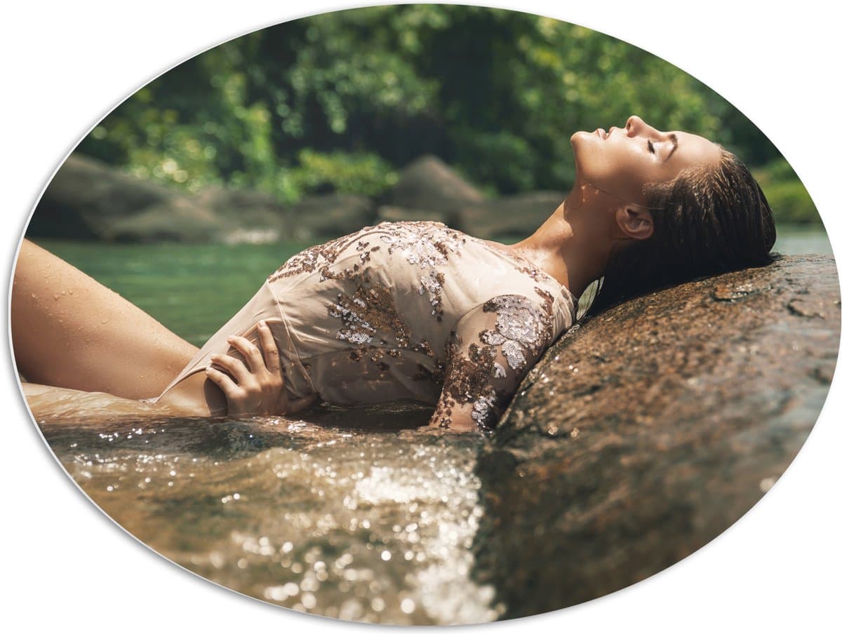 PVC Schuimplaat Ovaal - Poserende Vrouw in Glitter Zwemkleding in Rivier - 96x72 cm Foto op Ovaal (Met Ophangsysteem)