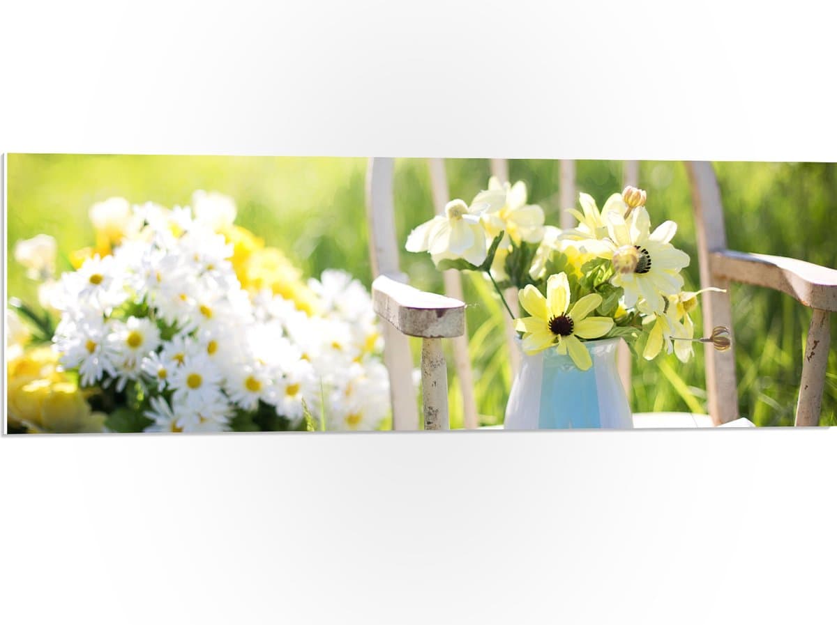 PVC Schuimplaat- Zakje Bloemen op Witte Traditionele Stoel langs Ton met Bloemen - 90x30 cm Foto op PVC Schuimplaat