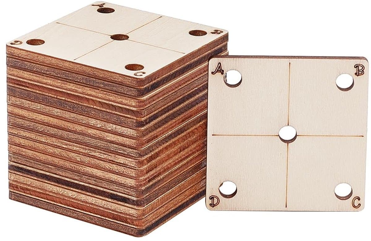 Dailygoods- Weefkaart 24 Stuks - Houten Tablet 46 x 46,5 mm - 5 Gaten - Handgemaakt Weefgereedschap - Lichtgewicht - Duurzaam Materiaal - Weefbenodigdheden