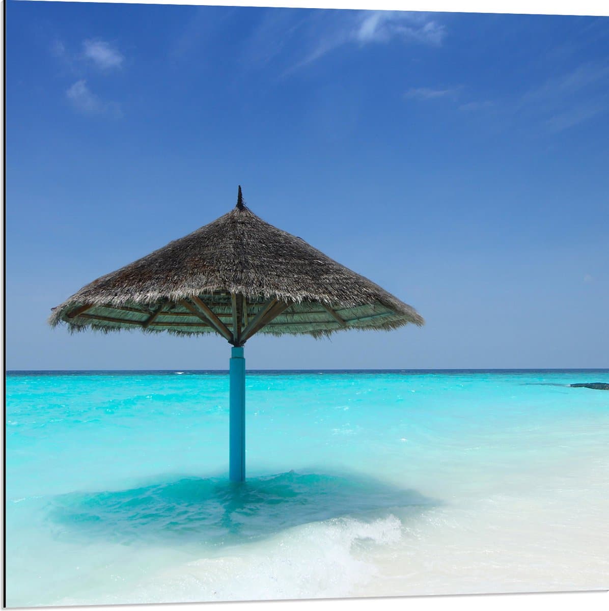 Dibond - Rieten Parasol op het Strand bij het Blauwe Water - 80x80 cm Foto op Aluminium (Met Ophangsysteem)