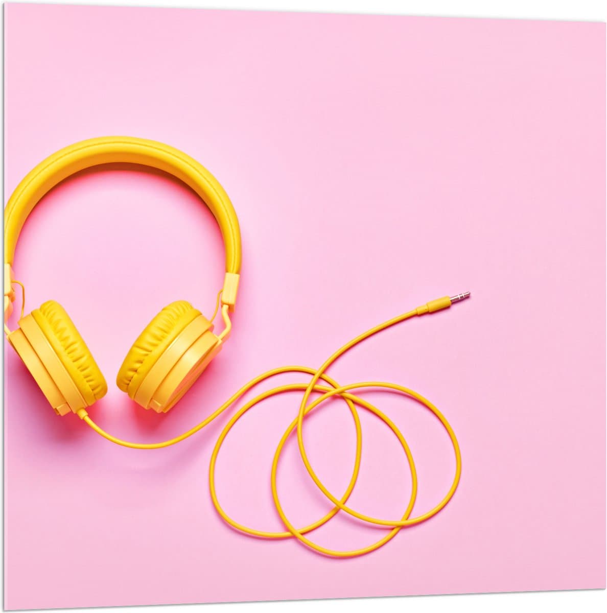 Acrylglas - Gele Headset tegen Roze Achtergrond - 100x100 cm Foto op Acrylglas (Met Ophangsysteem)