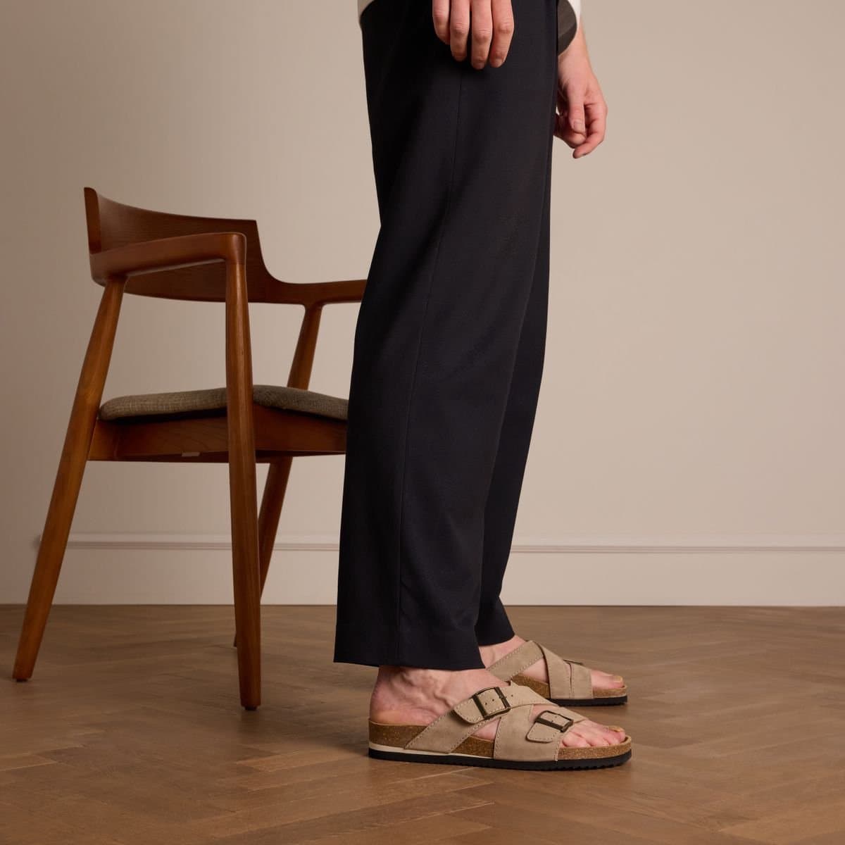 Manfield - Heren - Beige suède slippers - Maat 44