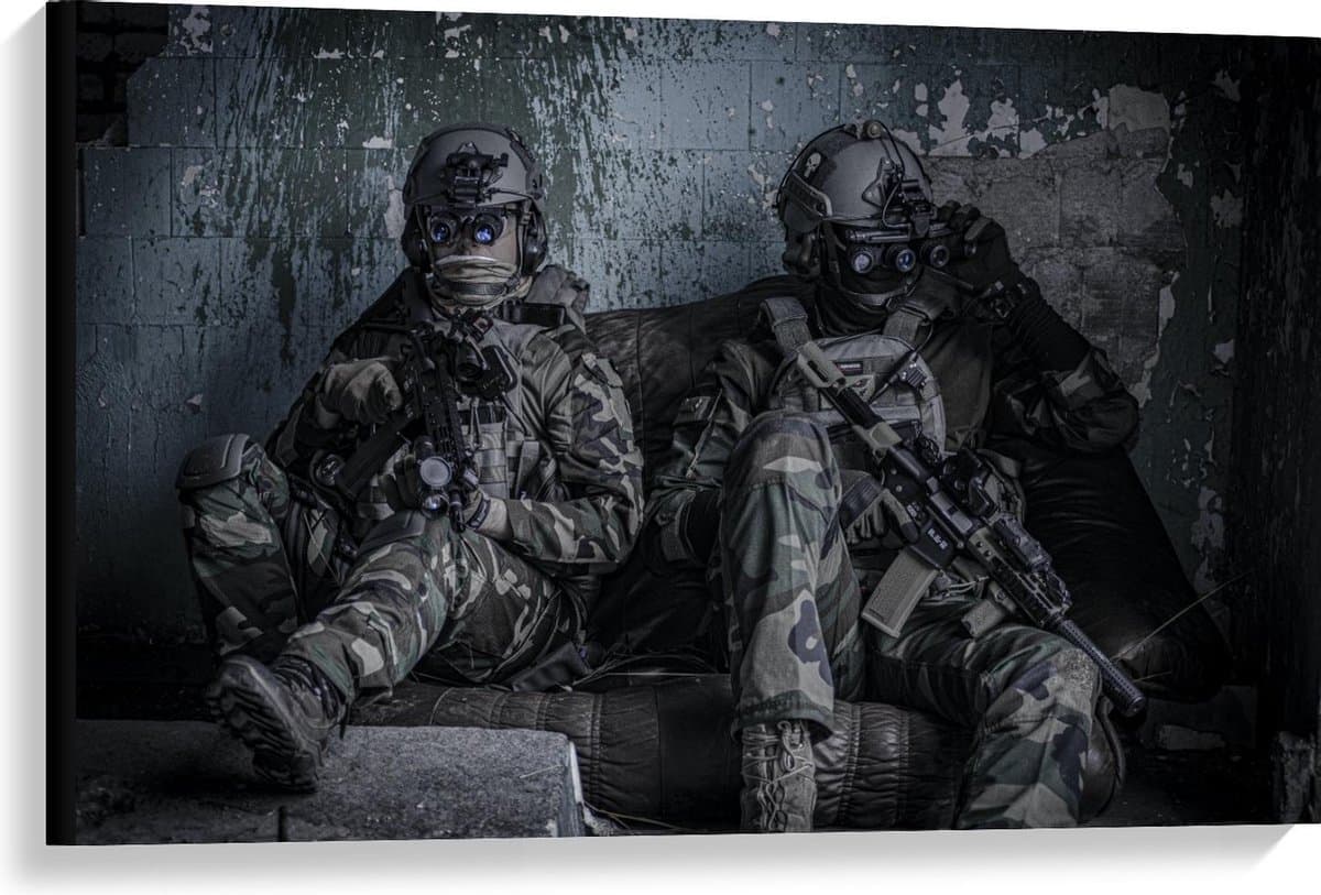 Canvas - Militairen in Donkere kelder - 90x60cm Foto op Canvas Schilderij (Wanddecoratie op Canvas)
