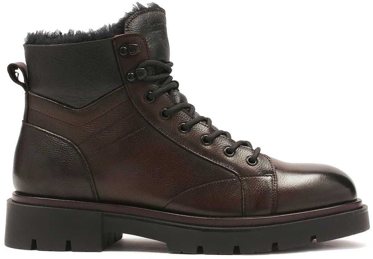 Insulated men's boots made of natural leather