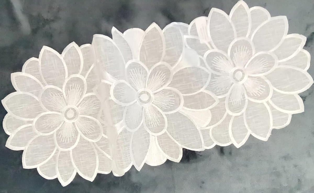 Elegante Ovale Tafelloper Wit Geborduurd Sneeuwwit - 30x70 cm voor Commode of Dressoir