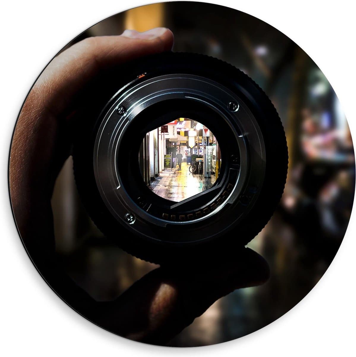 Dibond Wandcirkel - Lens van Camera in de Stad - 50x50cm Foto op Aluminium Wandcirkel (met ophangsysteem)
