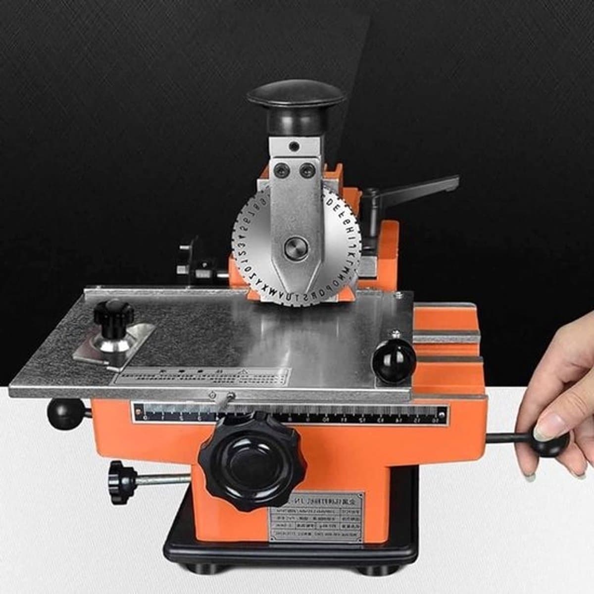 Embossing Machine - Naamplaat Printer - Labels Markeren - Semi-automatisch - 320x280x270 mm - Zilver