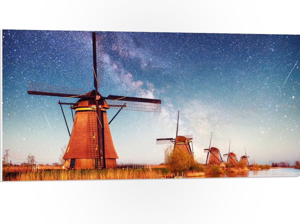 PVC Schuimplaat- Rij Windmolens aan het Water onder Sterrenhemel - 100x50 cm Foto op PVC Schuimplaat
