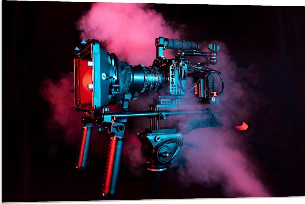 Dibond - Camera op Zwarte Achtergrond met Roze Rook - 90x60cm Foto op Aluminium (Wanddecoratie van metaal)