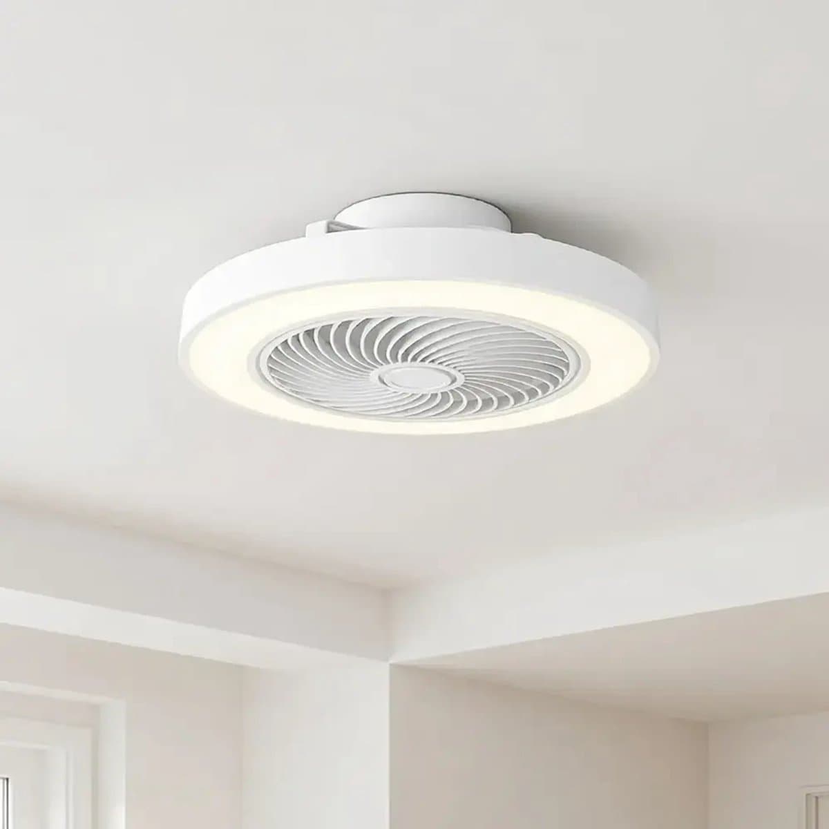 Plafondventilator Fiato Ø 50 cm - metalen ventilator - ventilator voor laag/schuin plafond - top kwaliteit - stil - energie zuinig - 6 snelheden - warm wit licht 2700 Kelvin - 3 step dim - zomer en winter stand - wit