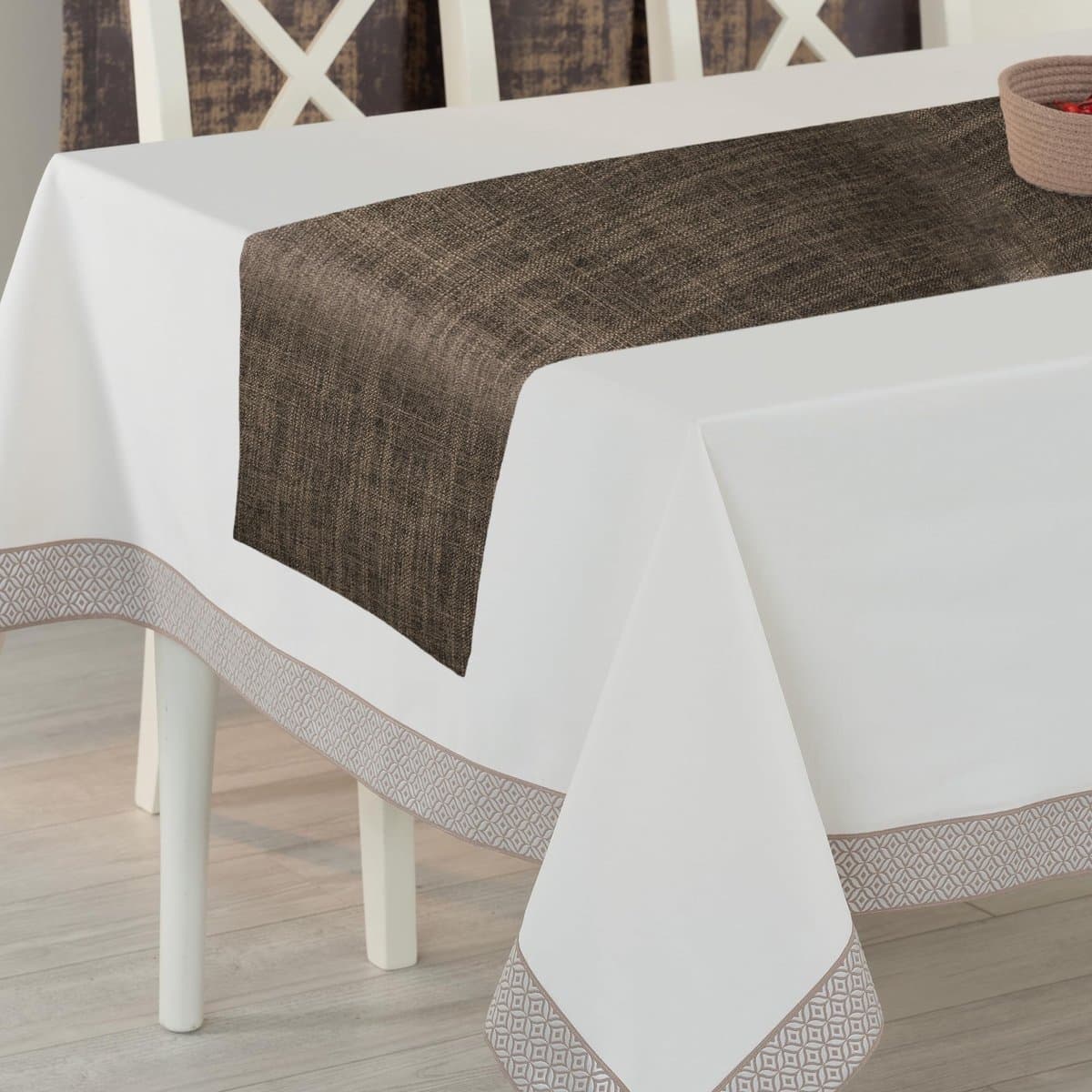 Dailygoods- Tafelloper Wasbaar - Linnen Tafelloper - Tafeldecoratie Bruiloft/Verjaardag - 180 x 30 cm - Donkerbruin - Elegant Design - Tafelkleed