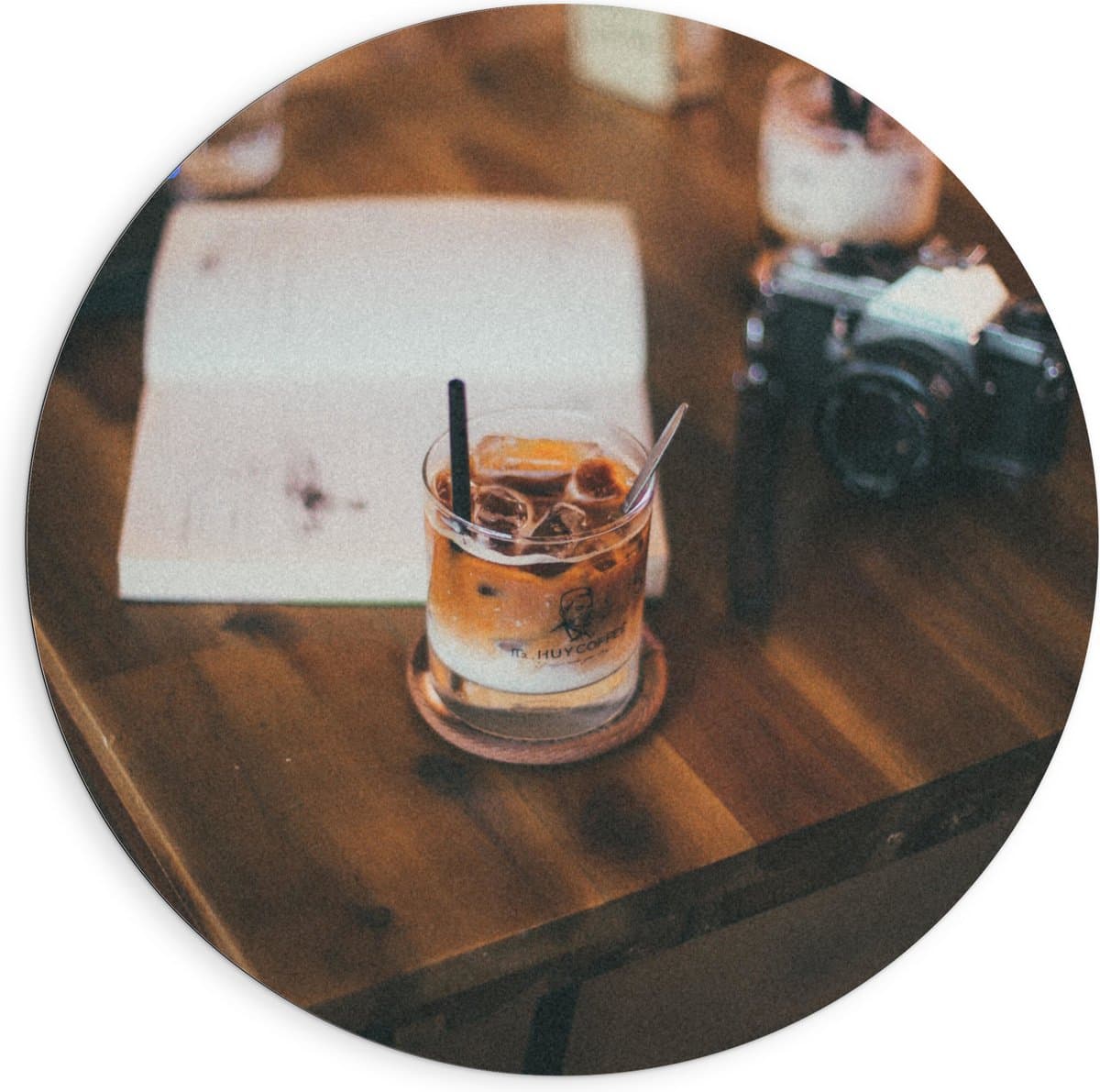 Dibond Muurcirkel - Tafel met Koffie, Boek en een Camera - 90x90 cm Foto op Aluminium Muurcirkel (met ophangsysteem)
