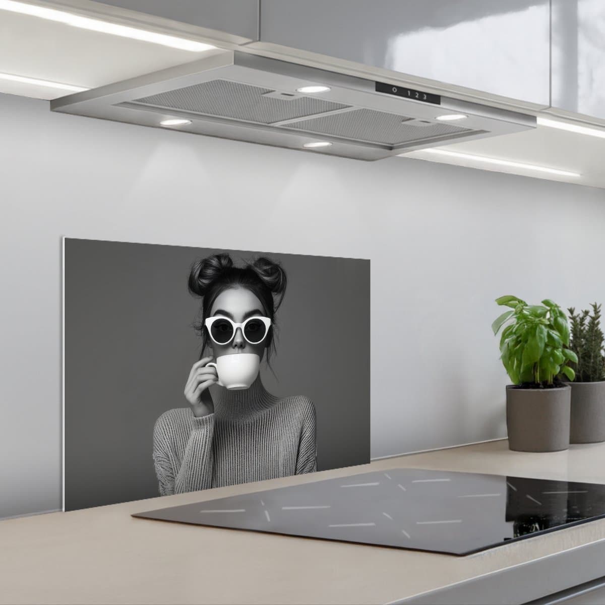 Spatscherm 60x40 cm - Zelfklevende achterwand Vrouw - Koffie - Zwart - Wit - Keuken muurbeschermer - Spatwand fornuis