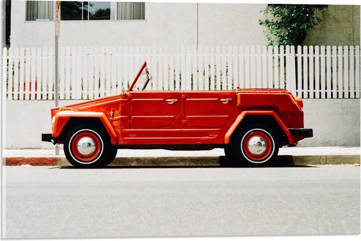 Acrylglas - Rode Auto in Straat - 60x40cm Foto op Acrylglas (Met Ophangsysteem)